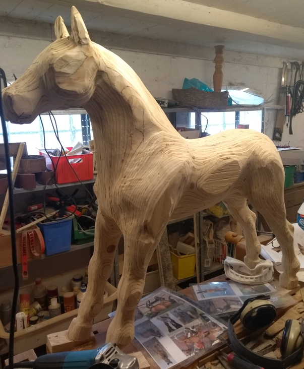 Gunghäst i plywood med inbyggd barnstol