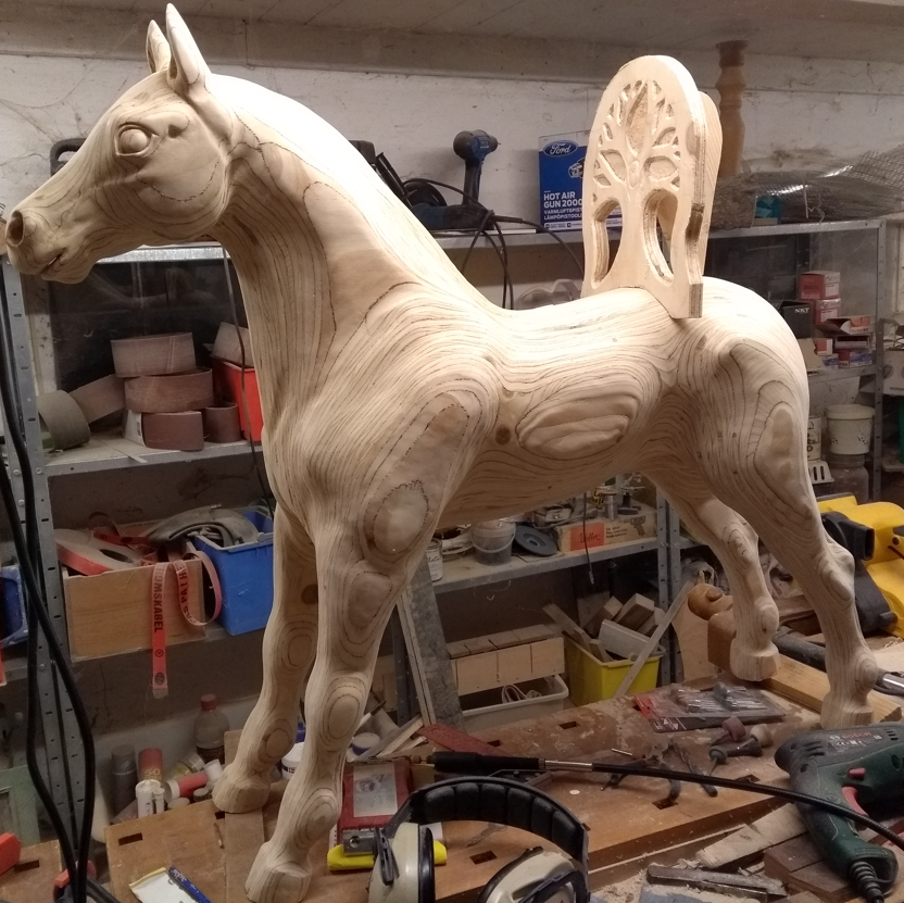 Gunghäst i plywood med inbyggd barnstol