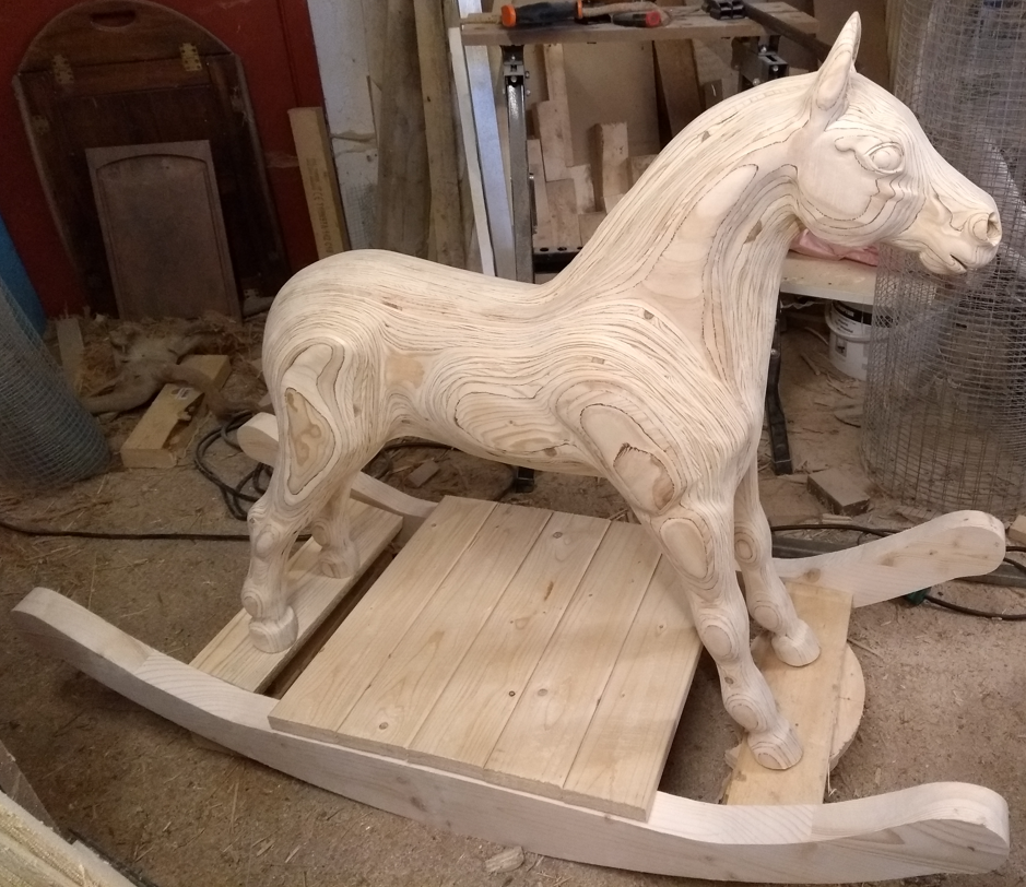 Gunghäst i plywood med inbyggd barnstol