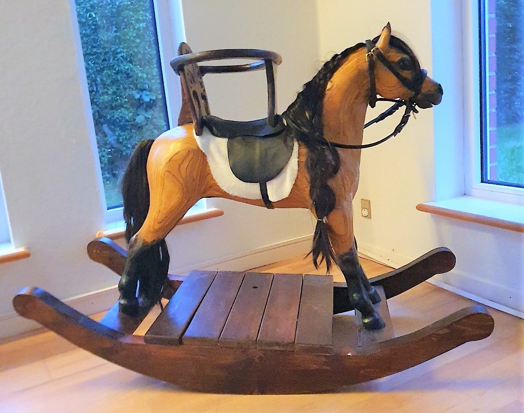 Gunghäst i plywood med inbyggd barnstol