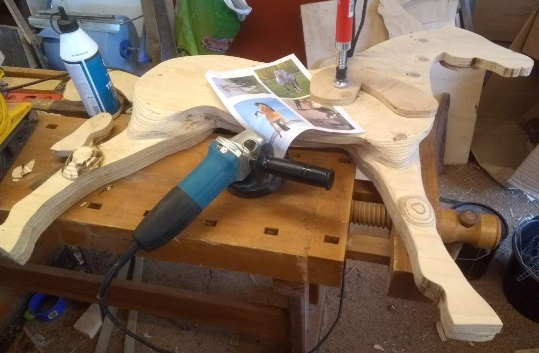 Gunghäst i plywood med inbyggd barnstol