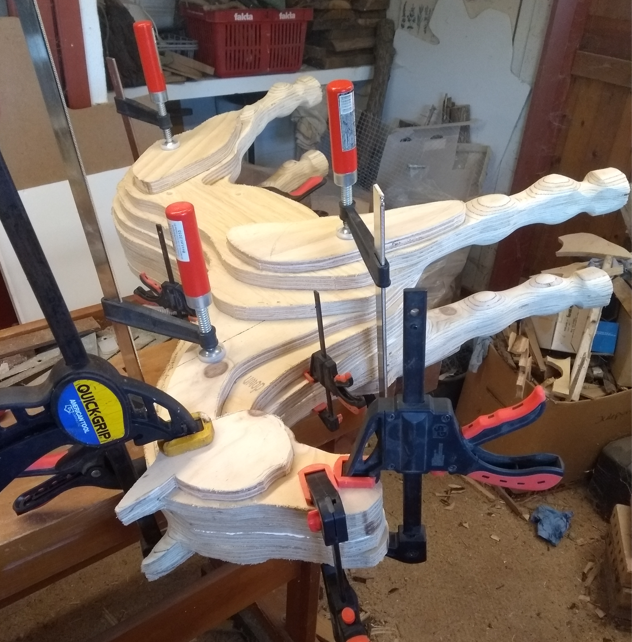 Gunghäst i plywood med inbyggd barnstol