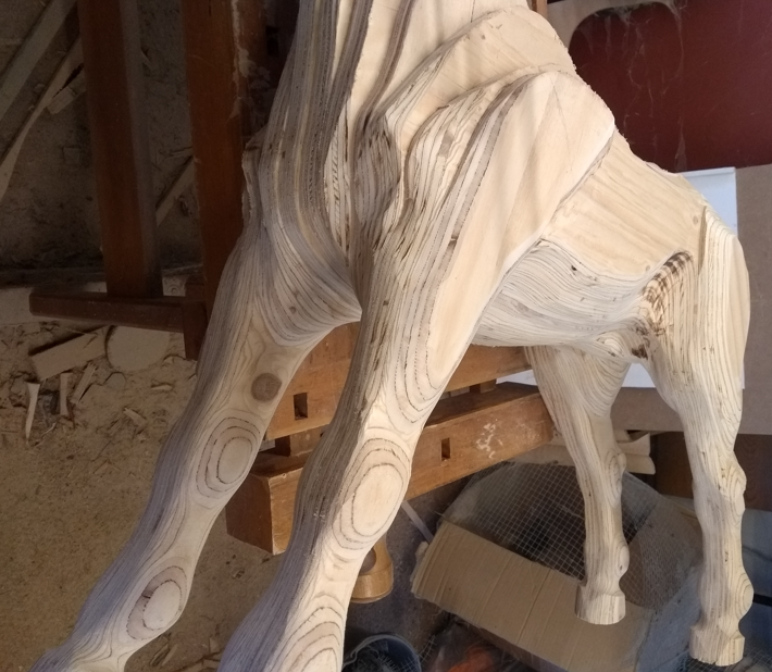 Gunghäst i plywood med inbyggd barnstol