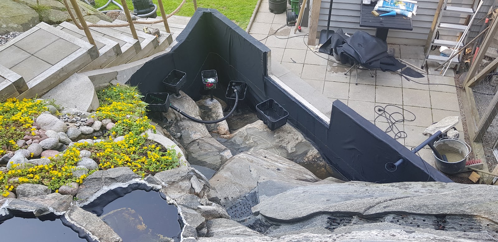 Trappa med tillhörande trädgårdsdamm och vattenfall