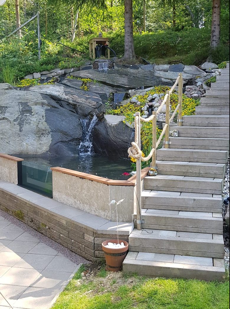 Trappa med tillhörande trädgårdsdamm och vattenfall