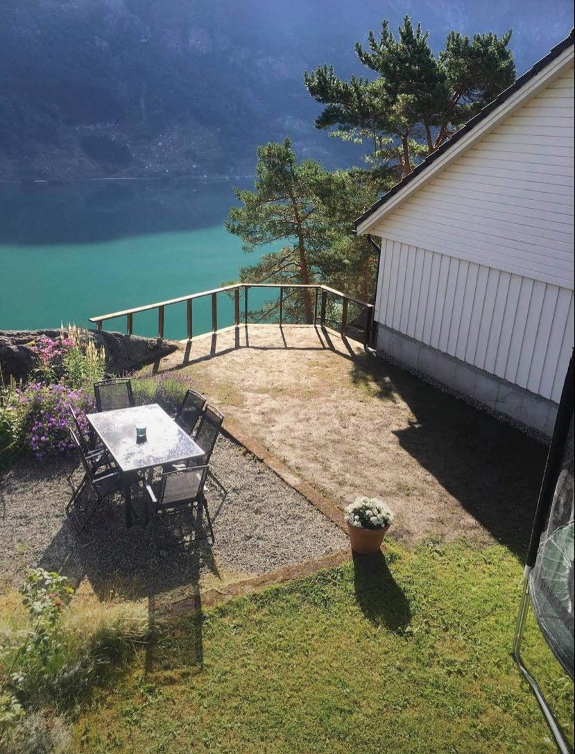 Gräsmatta och räcken