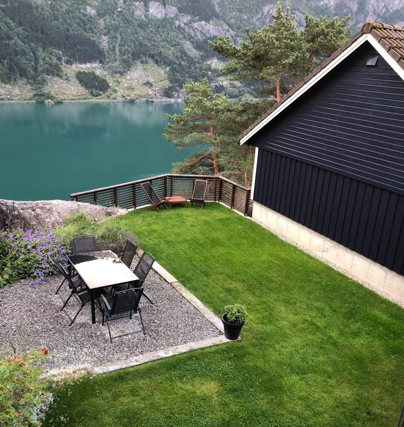 Gräsmatta och räcken