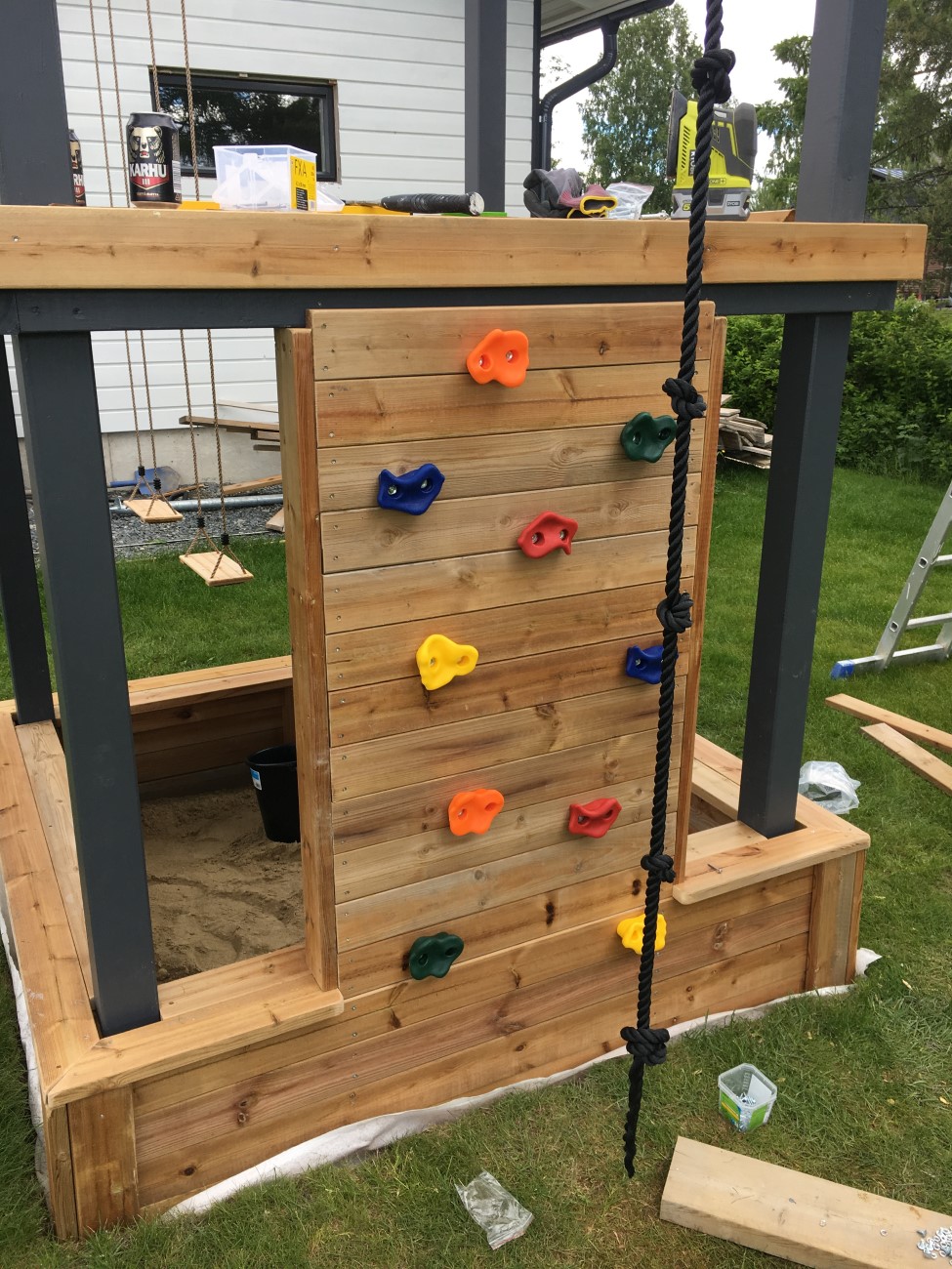 Lekplats med gunga och klätterställning