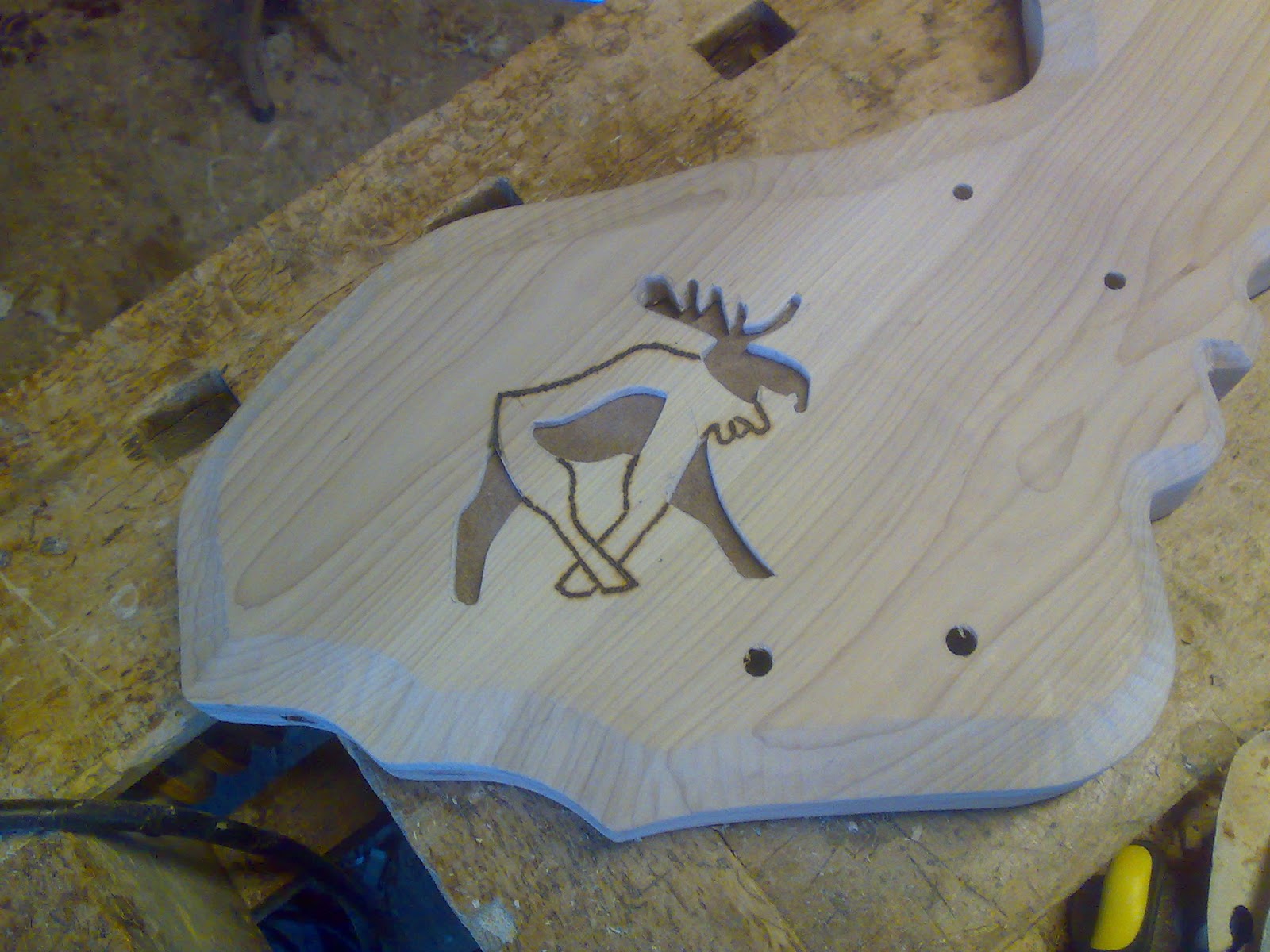 Fyrsträngad gitarr med älgdjur