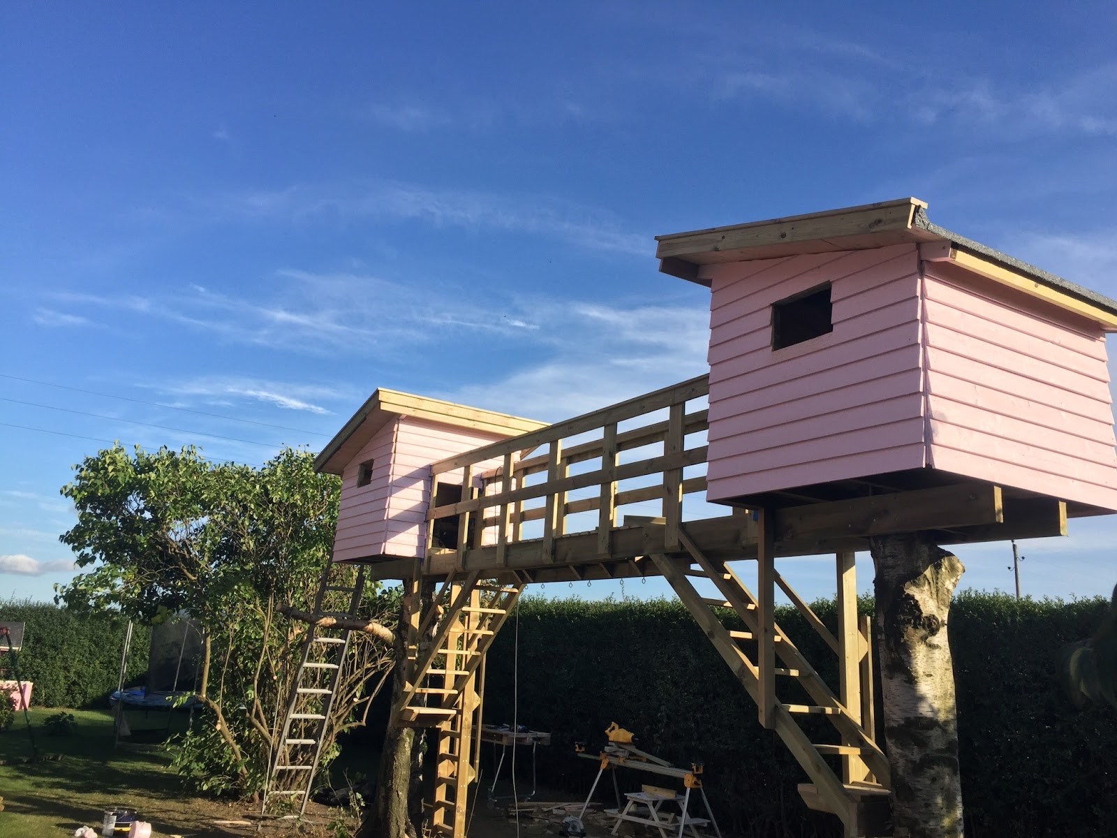 Kojorna med bro till töserna