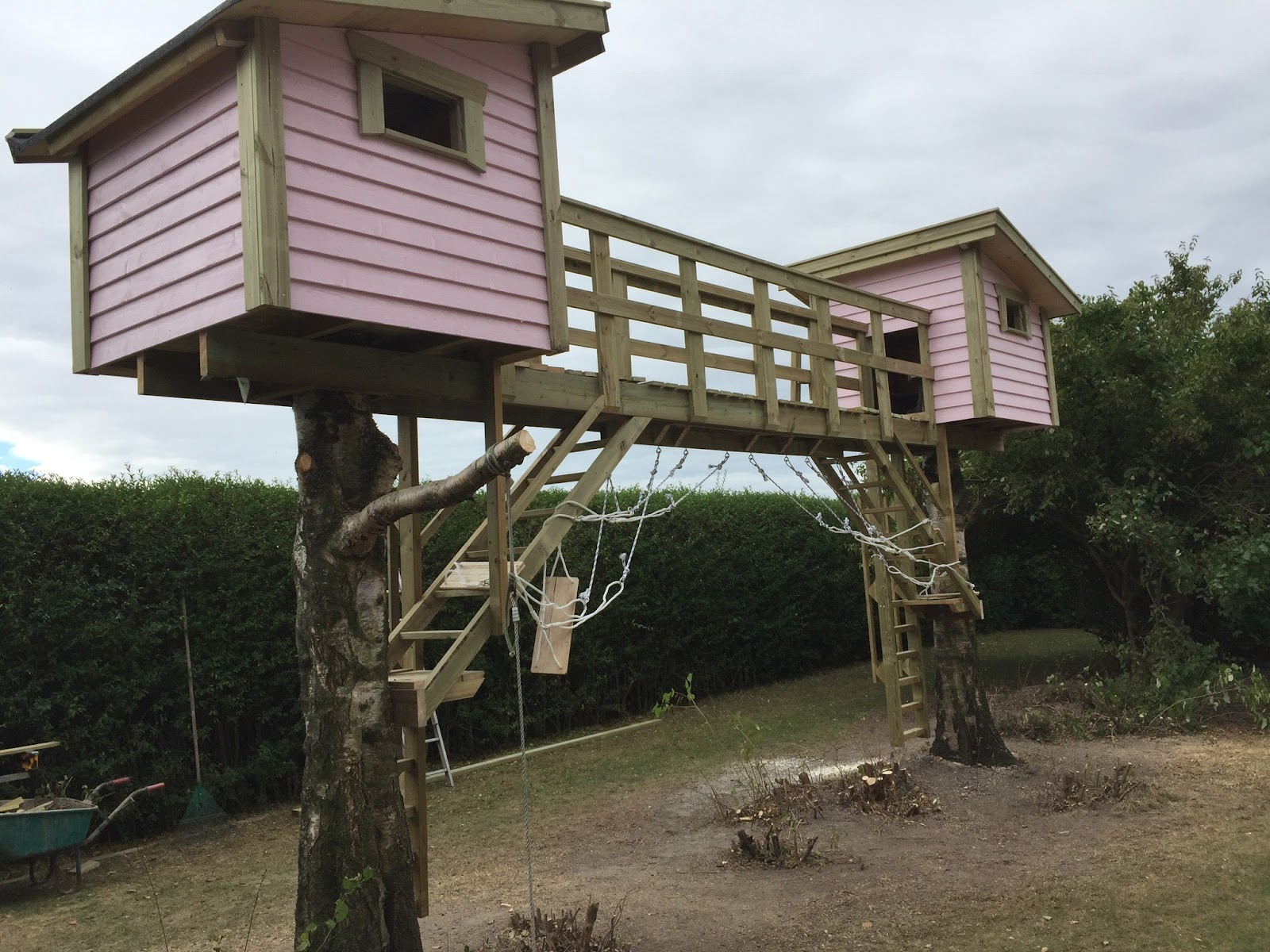 Kojorna med bro till töserna