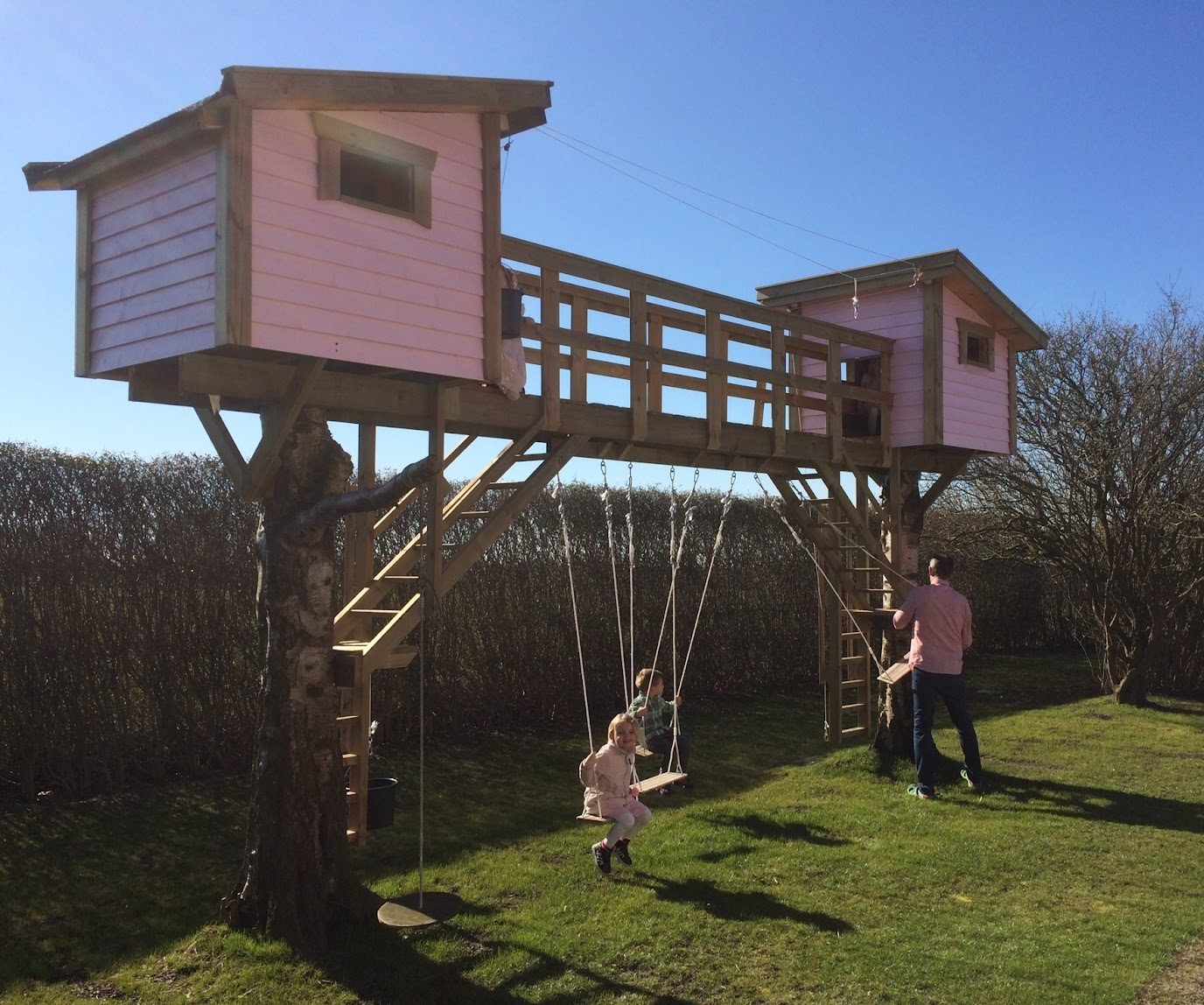 Kojorna med bro till töserna