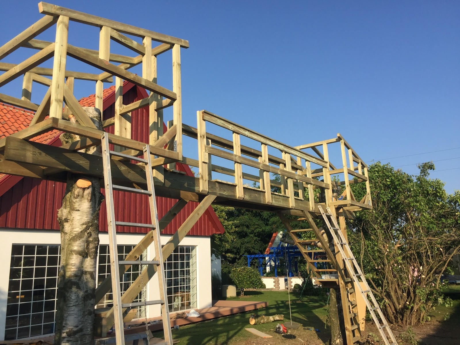 Kojorna med bro till töserna