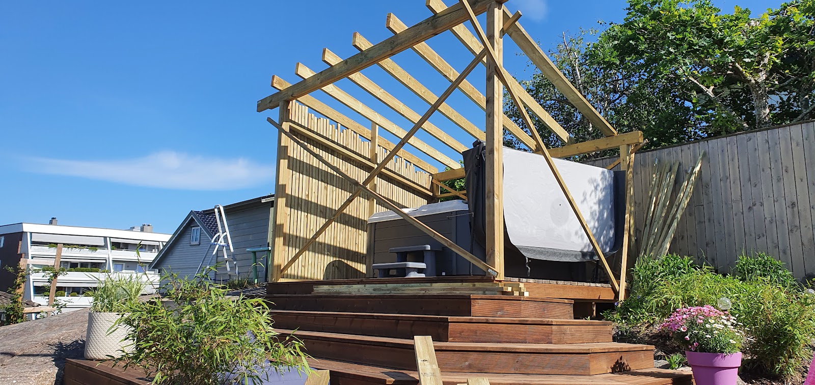 Inbyggd pergola med amfiteaterterrass