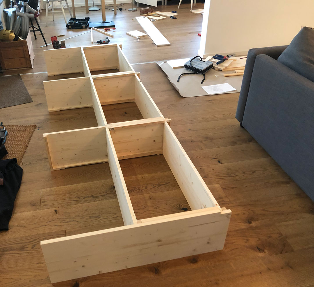 Bokhylla från golv till vägg