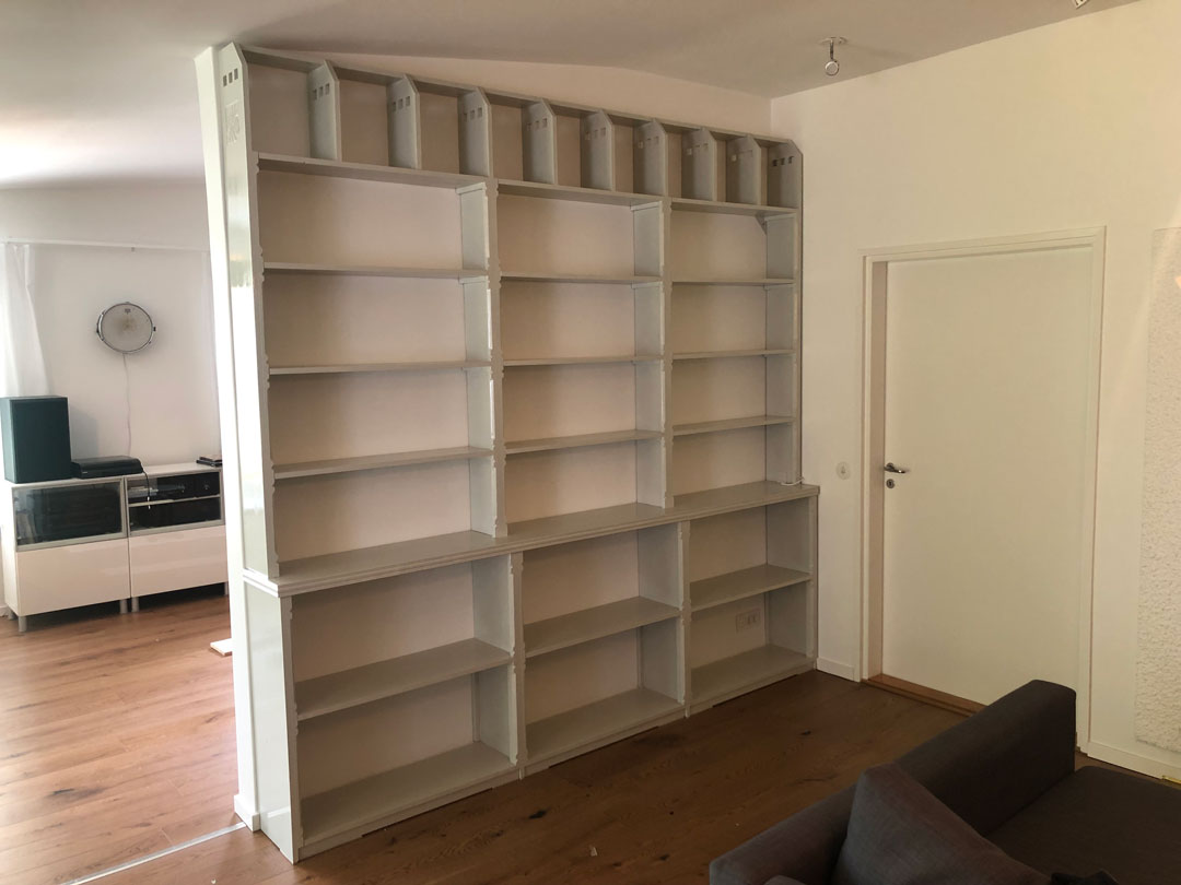 Bokhylla från golv till vägg