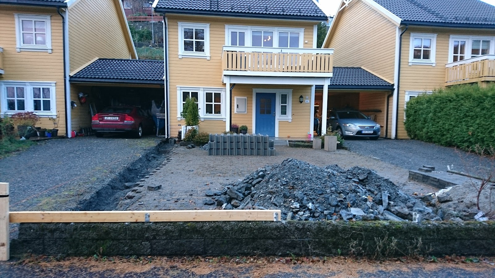 Beklädnad, murverk och trädgård