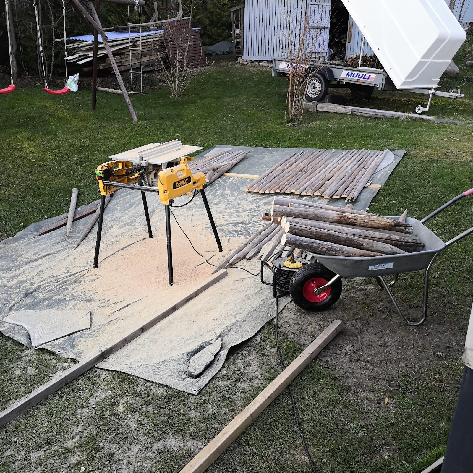 Utedusch med stolpar