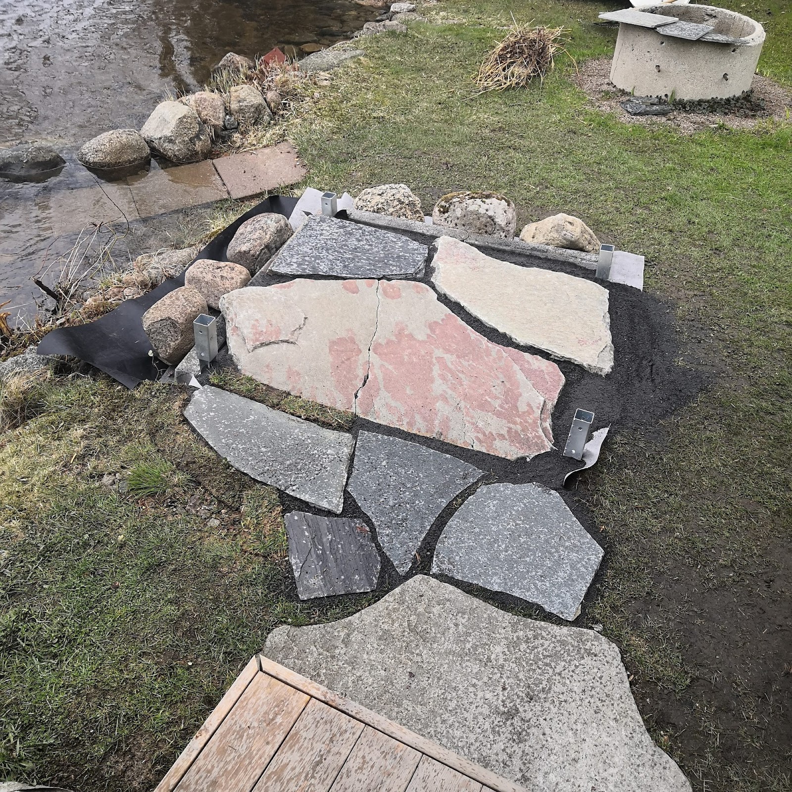 Utedusch med stolpar