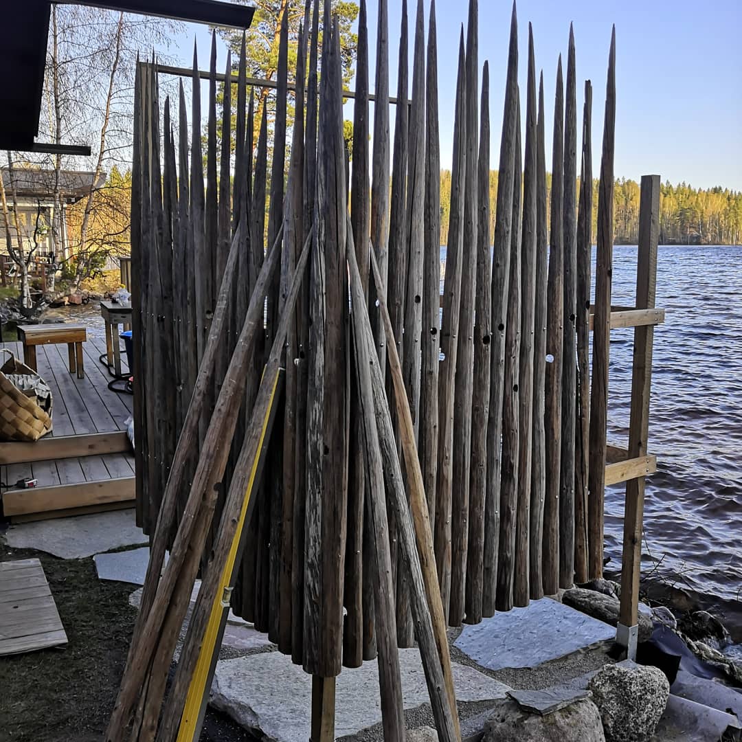Utedusch med stolpar