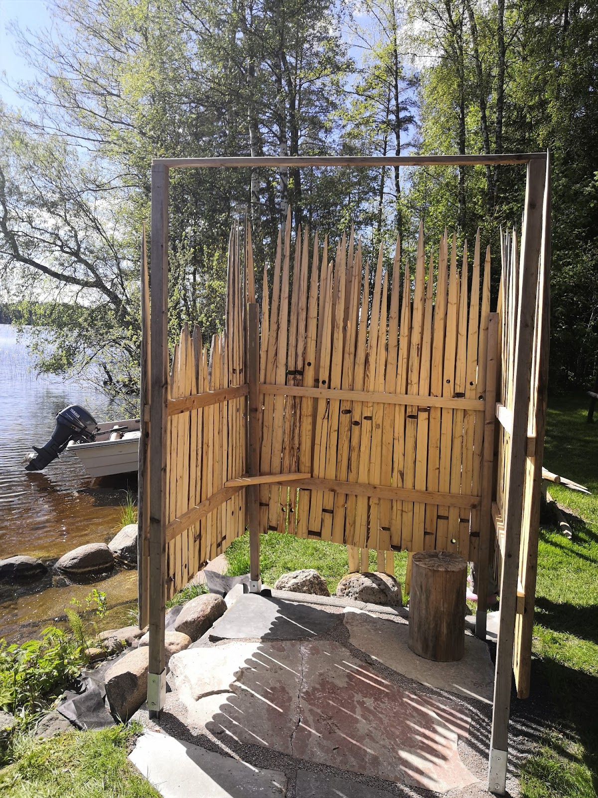 Utedusch med stolpar