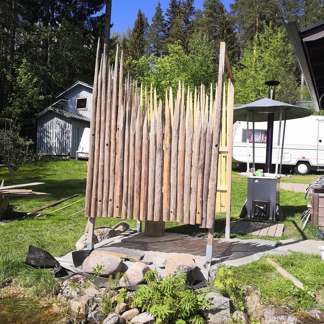 Utedusch med stolpar