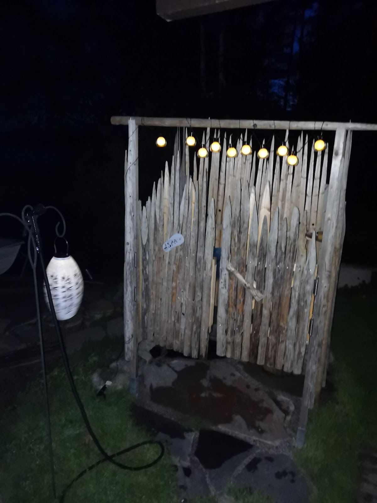 Utedusch med stolpar