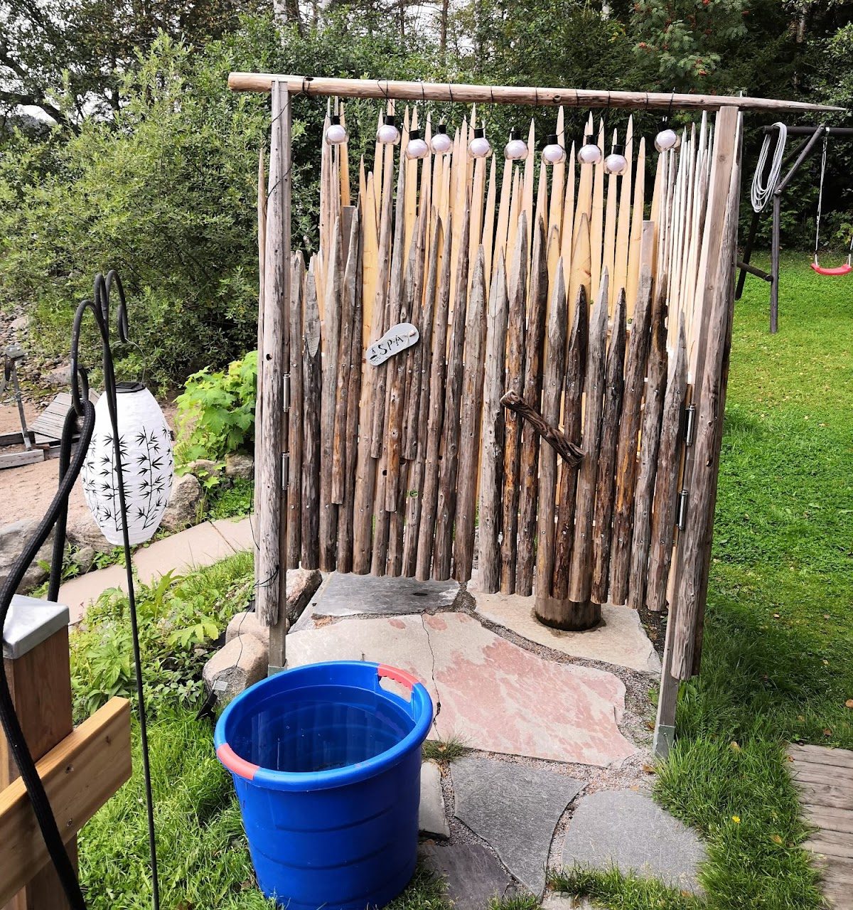 Utedusch med stolpar