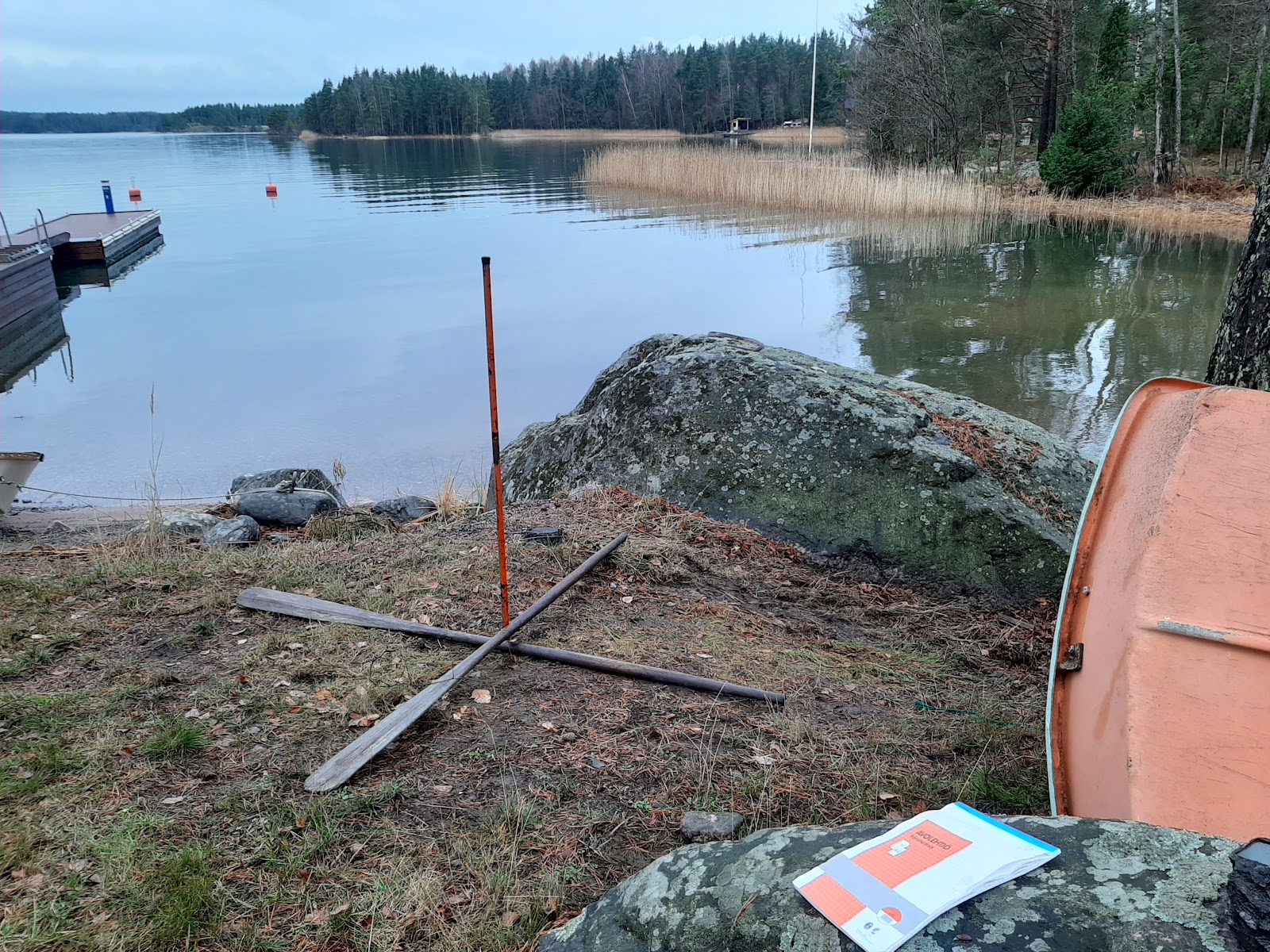 Badtunna vid vattenbrynet