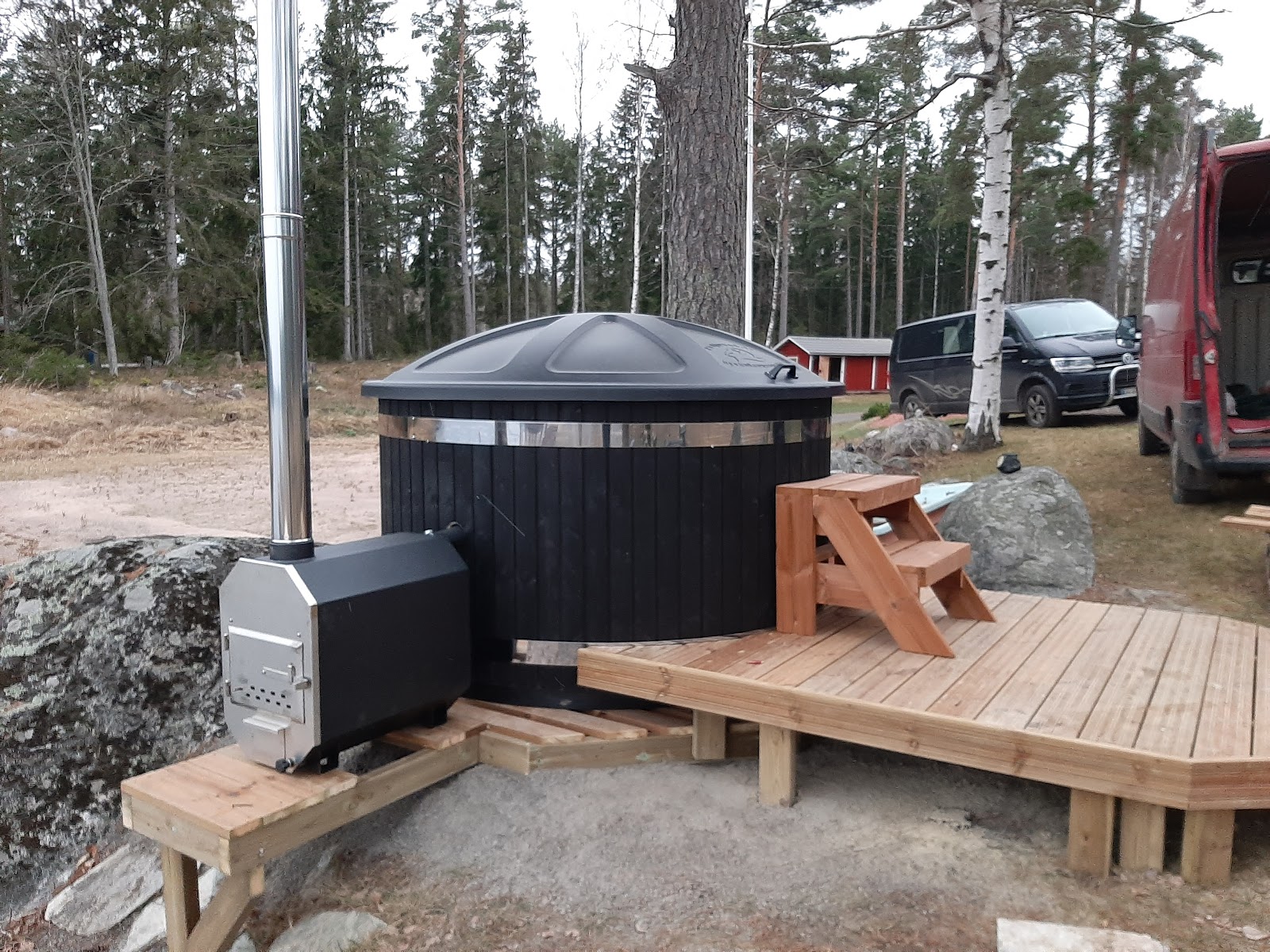 Badtunna vid vattenbrynet