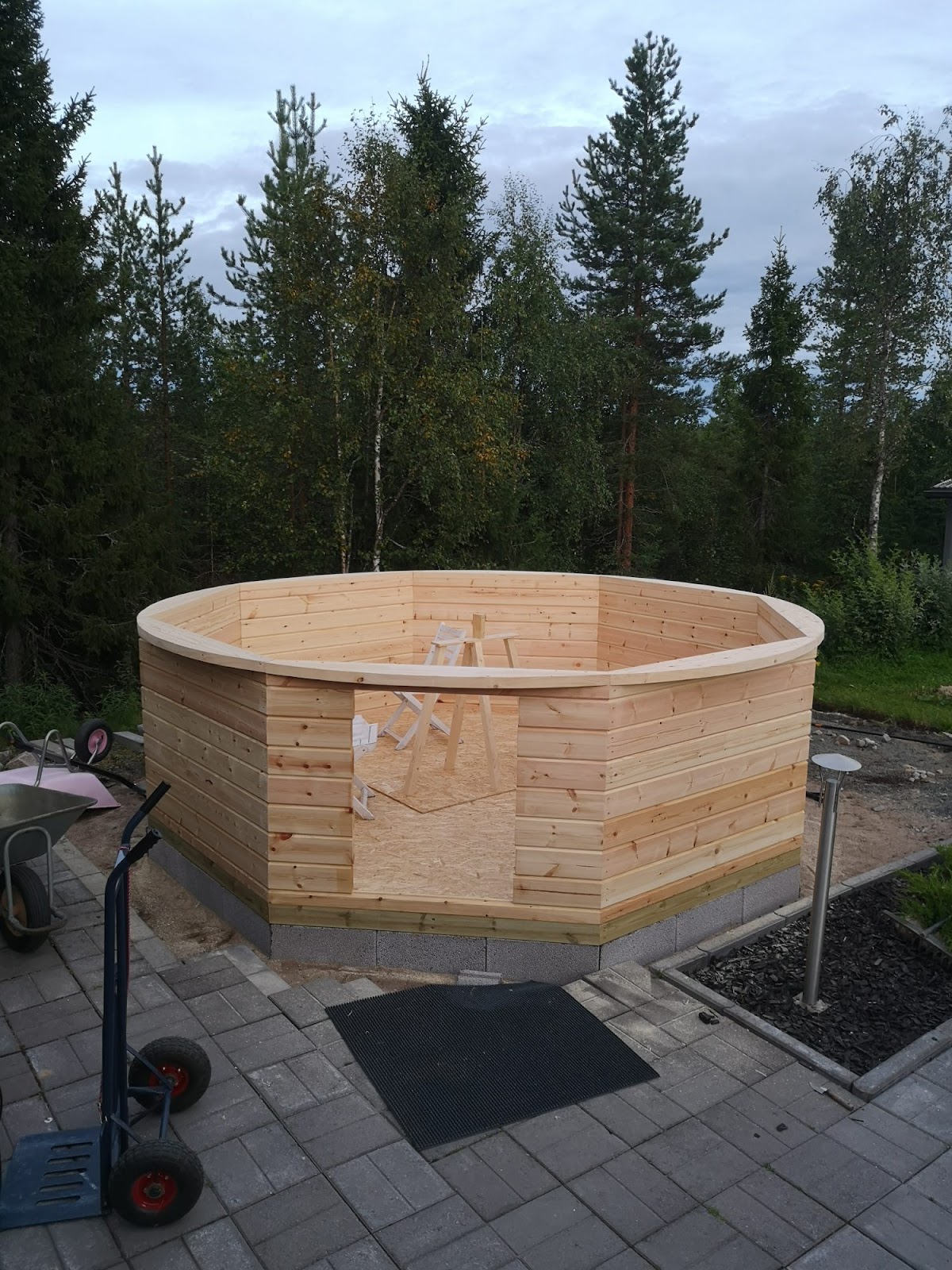 Vacker kupol med utsikt över norrskenet