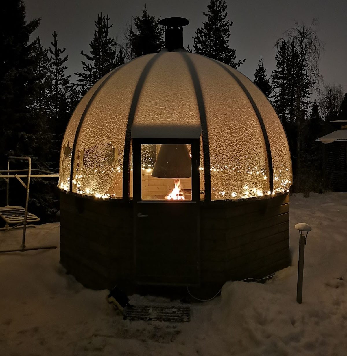 Vacker kupol med utsikt över norrskenet