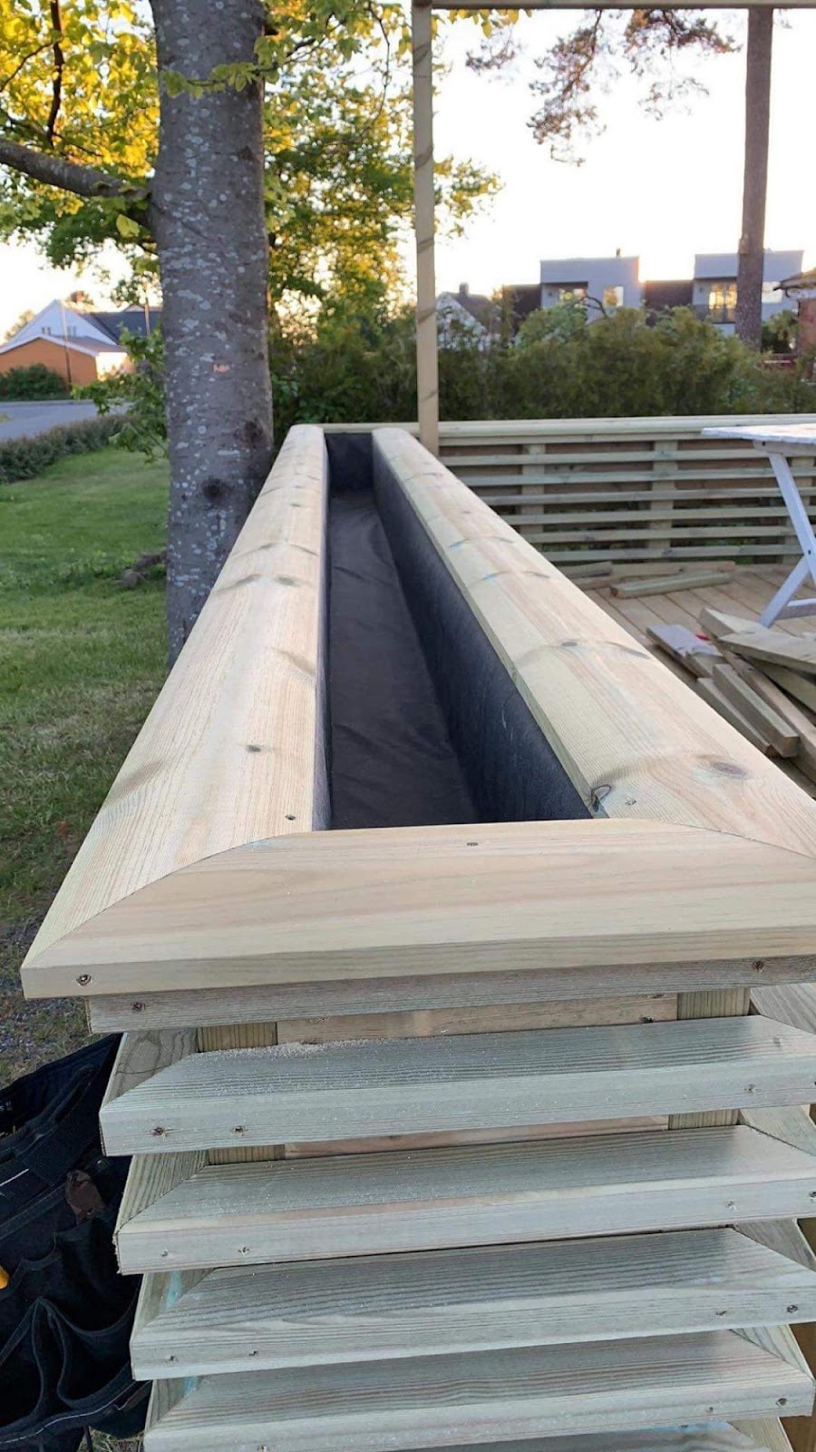 Ny terrass och blomlådor