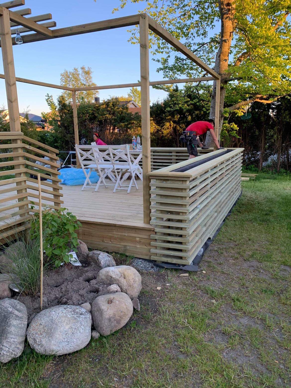 Ny terrass och blomlådor