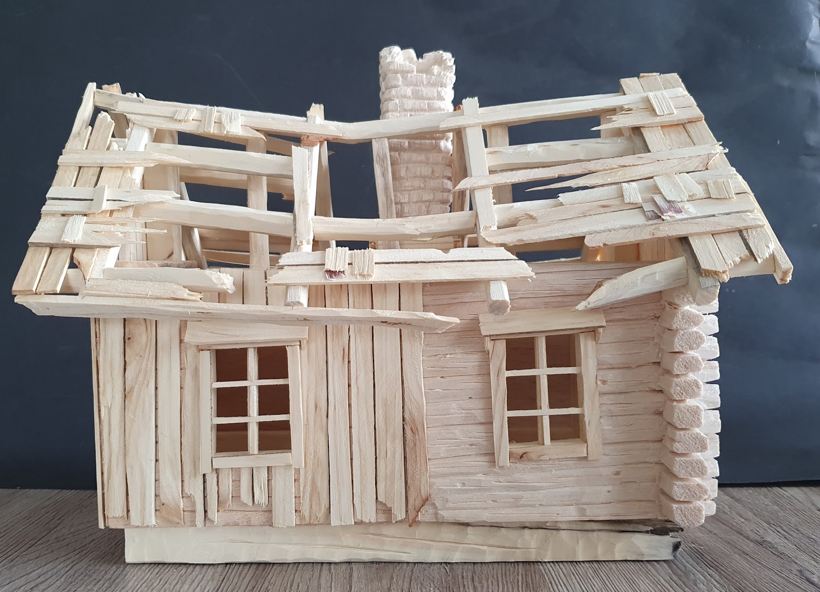 Övergiven miniatyrstuga