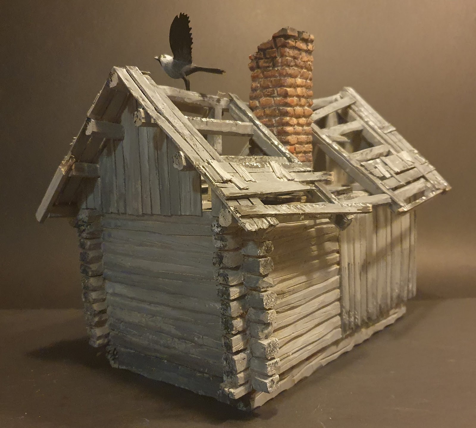 Övergiven miniatyrstuga