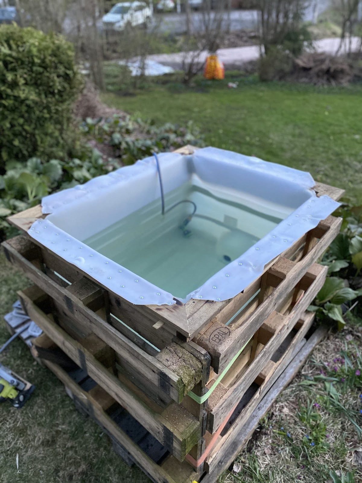 Hemmabyggd badtunna med värme