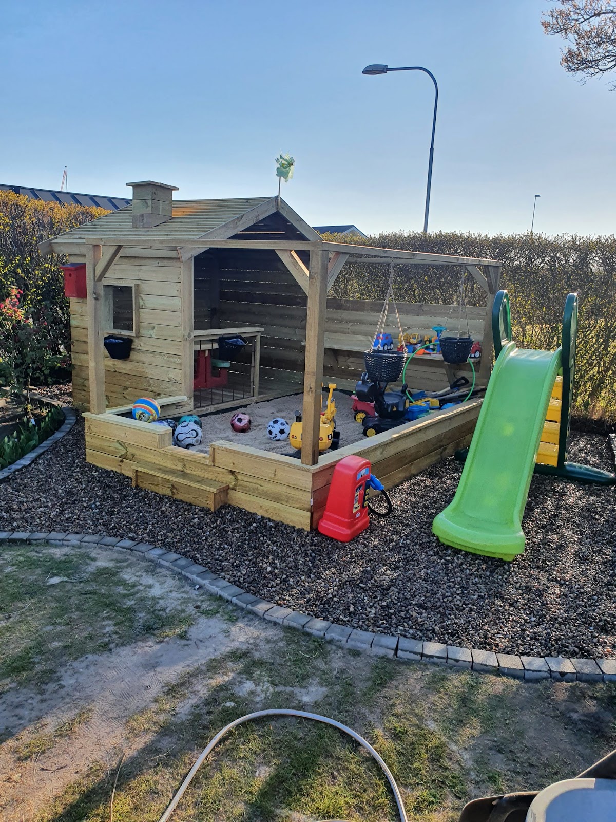 Lekstuga med sandlåda