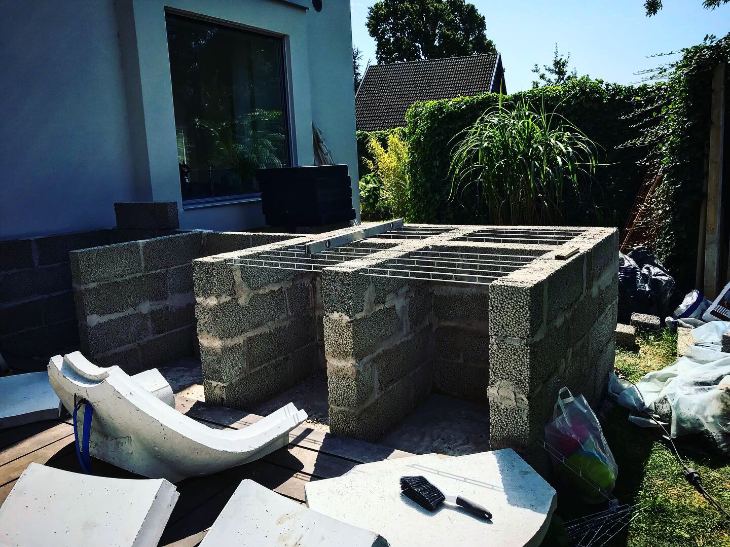 Unikt pizzaugnsbygge med skärmtak i glas