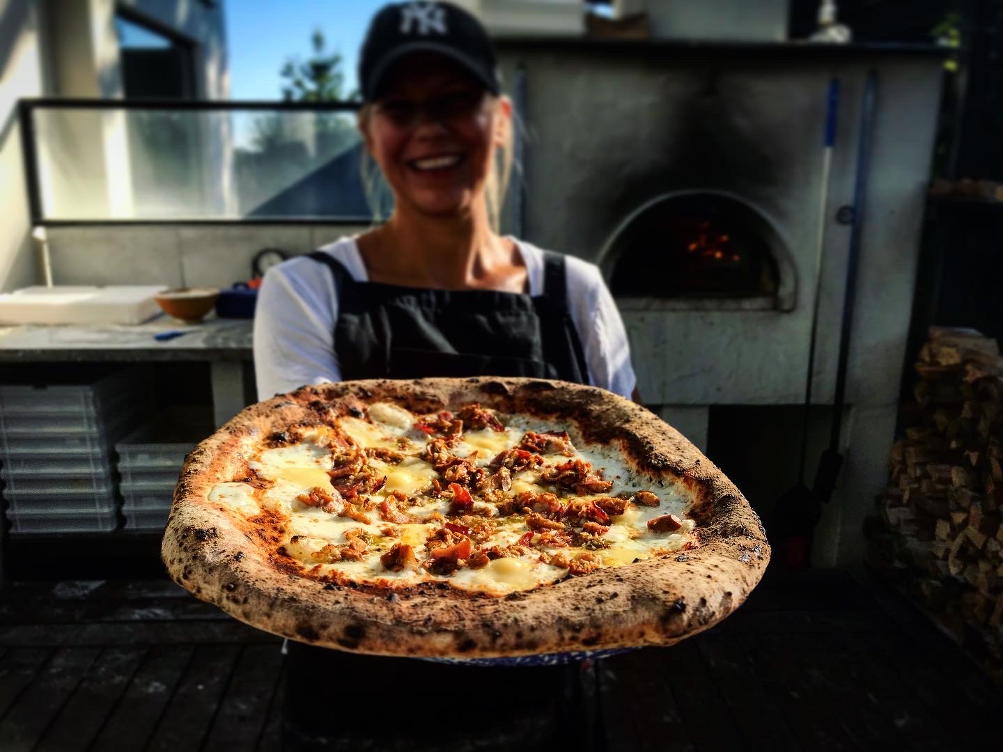 Unikt pizzaugnsbygge med skärmtak i glas