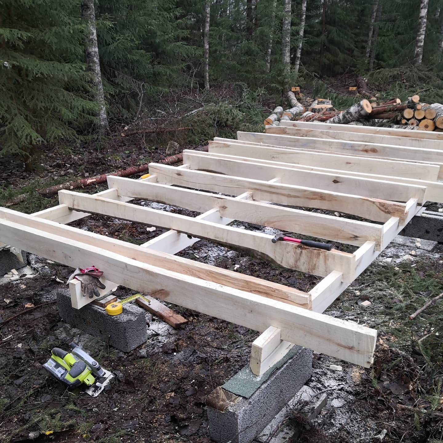 Vedbod med gott om frisk luft till veden