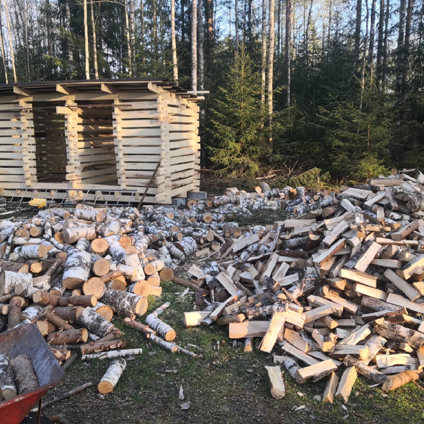 Vedbod med gott om frisk luft till veden