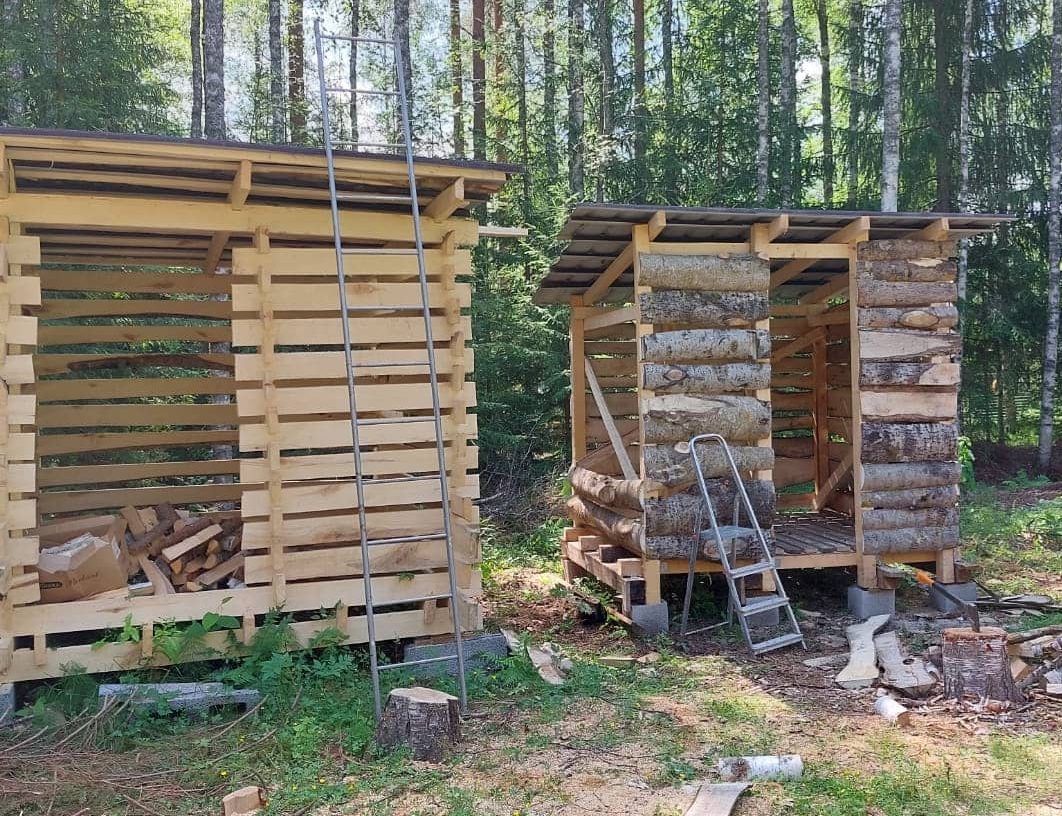 Vedbod med gott om frisk luft till veden