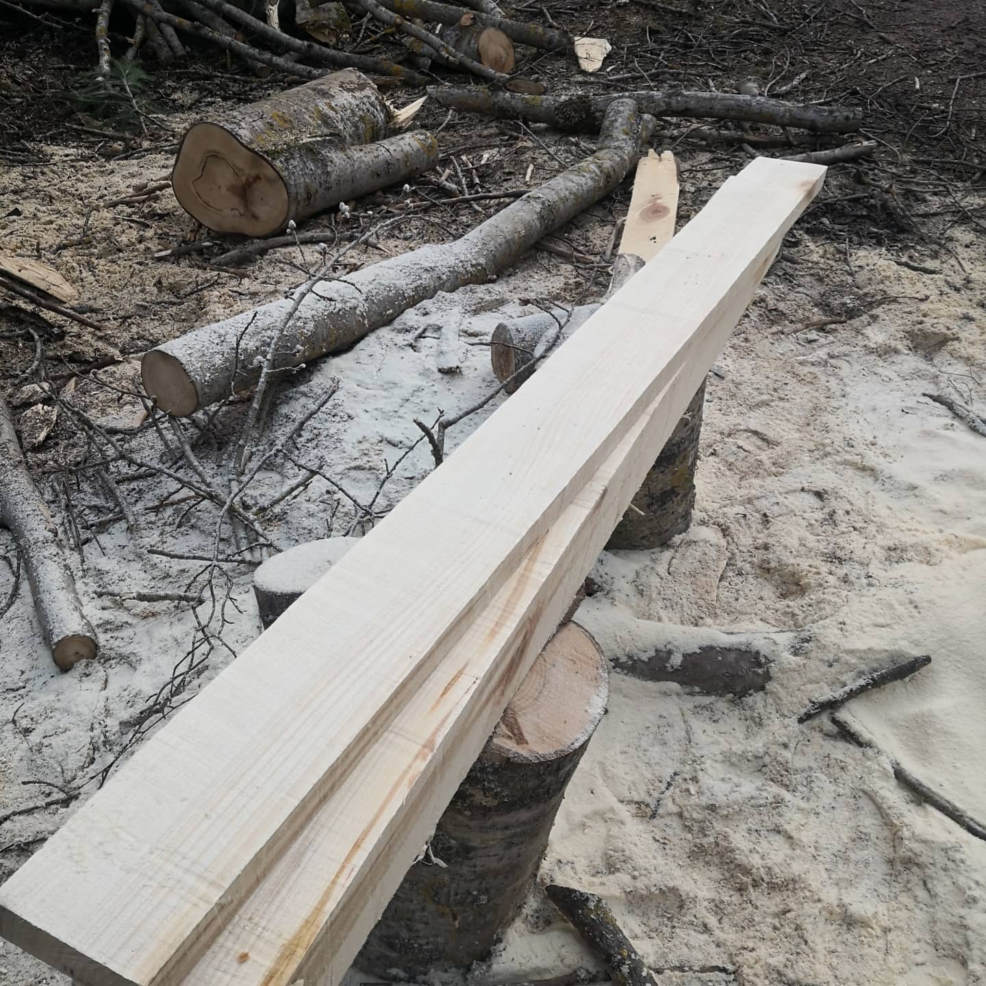 Vedbod med gott om frisk luft till veden