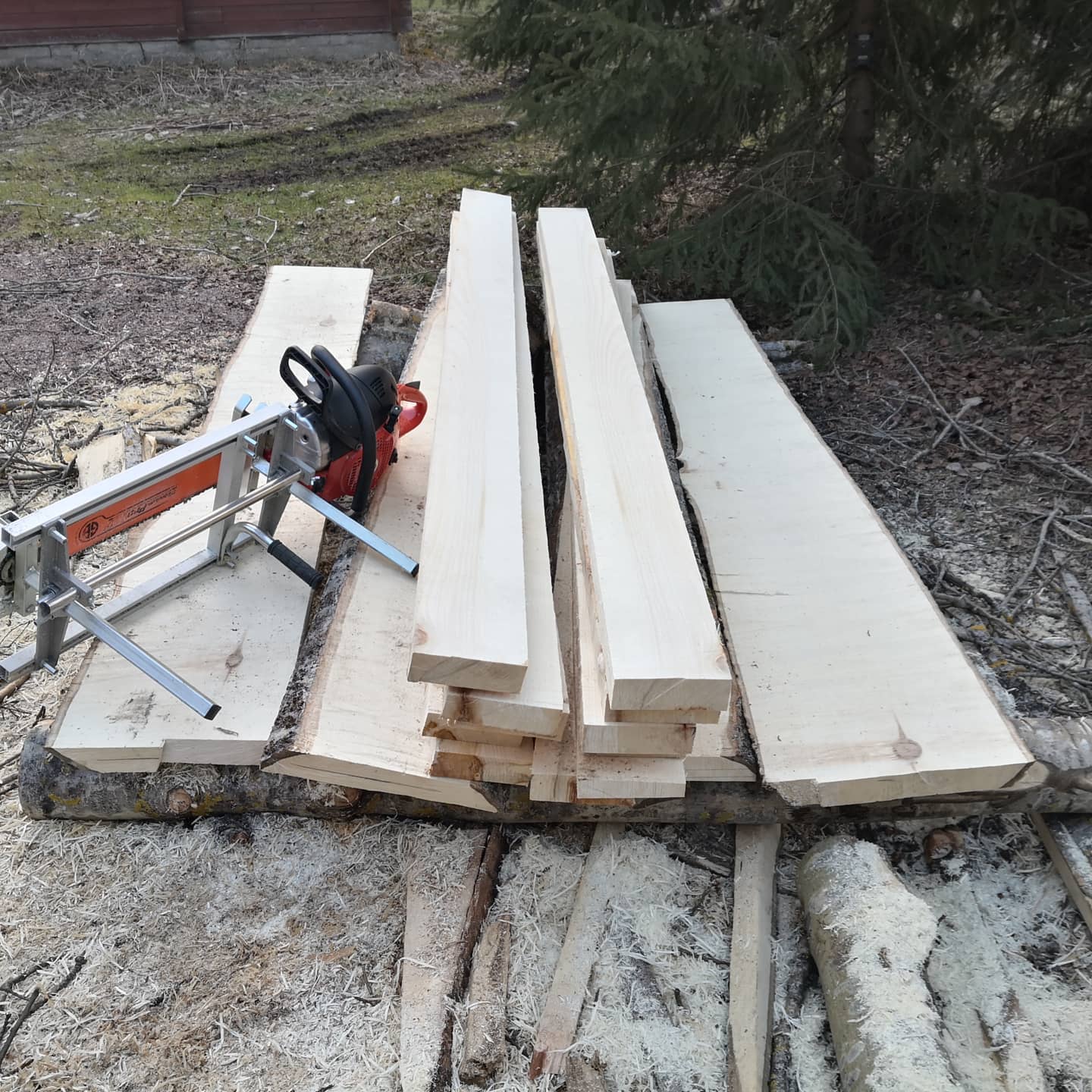 Vedbod med gott om frisk luft till veden