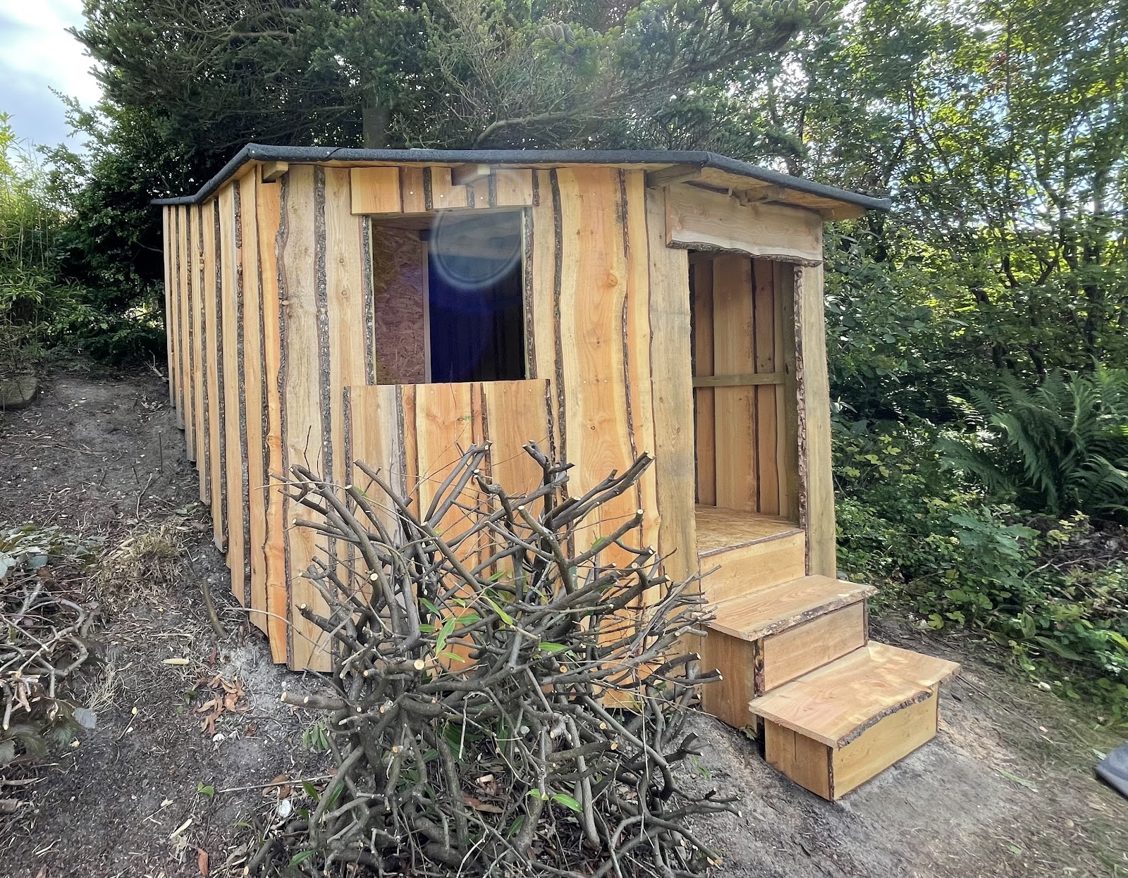 Victors trägrotta / vindskydd