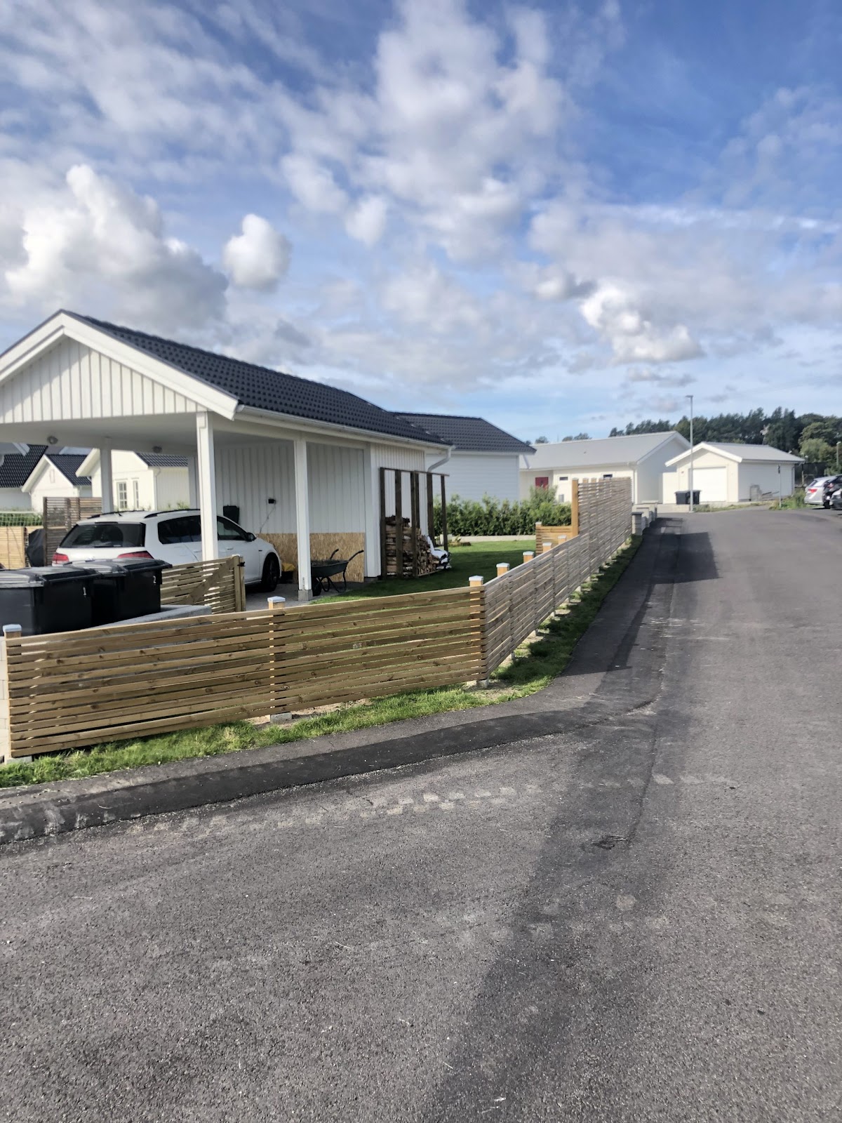 Plank vid tomtgränsen