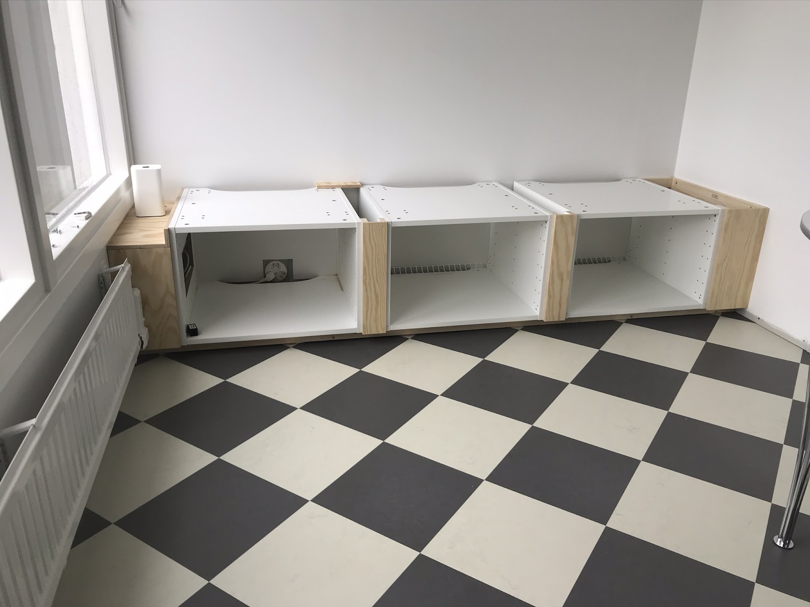 Platsbyggd kökssoffa, med dold fiberanslutning