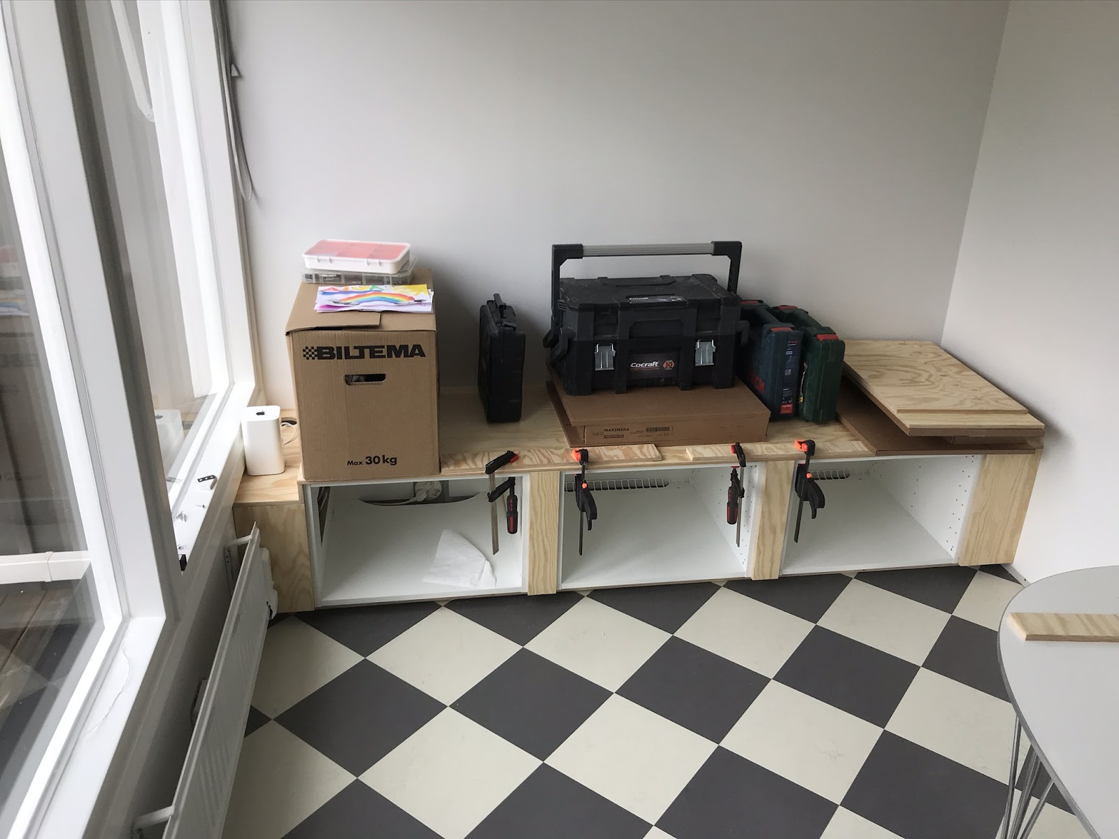 Platsbyggd kökssoffa, med dold fiberanslutning