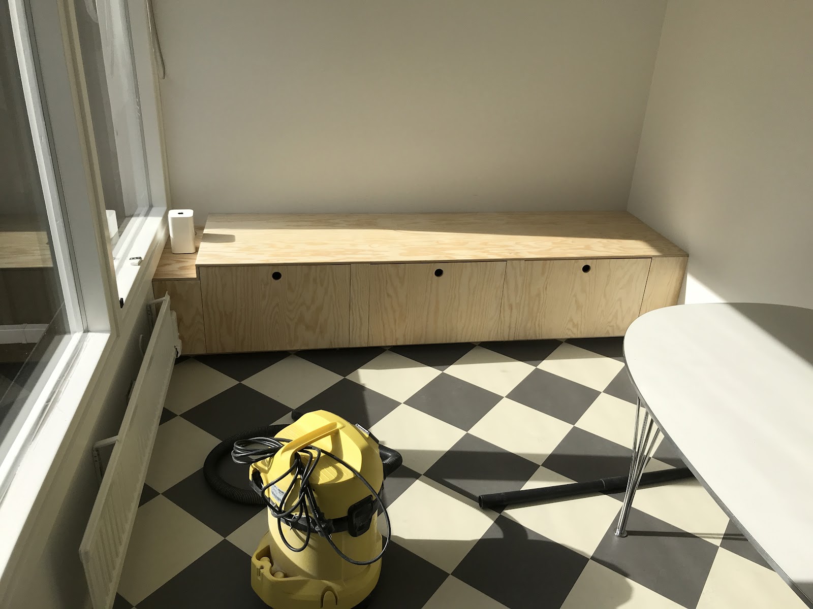 Platsbyggd kökssoffa, med dold fiberanslutning